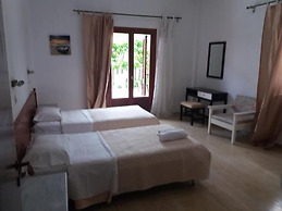 Harrys bar & apartments