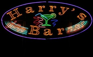 Harrys bar & apartments