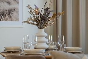 Beige Apartment Poznań by Renters