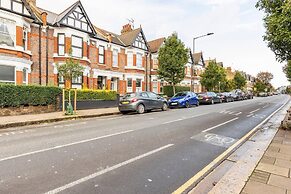 Charming 3-bed Apartment in London