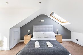 Charming 3-bed Apartment in London