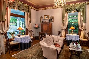 1899 Wright Inn and Carriage House