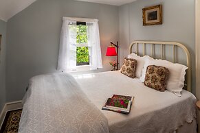 1899 Wright Inn and Carriage House