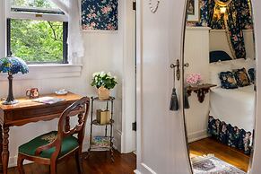 1899 Wright Inn and Carriage House