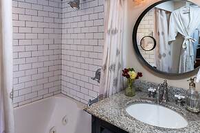 1899 Wright Inn and Carriage House