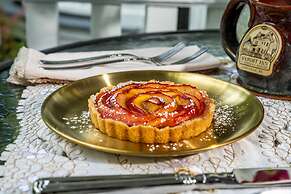 1899 Wright Inn and Carriage House