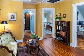 1899 Wright Inn and Carriage House