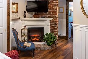 1899 Wright Inn and Carriage House