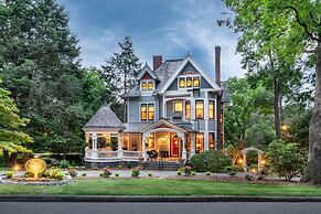 1899 Wright Inn and Carriage House