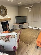 Charming 1-bed Cottage in Brynmenyn