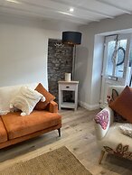 Charming 1-bed Cottage in Brynmenyn