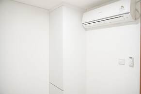 Modern And Homey 2Br At Mt Haryono Square Apartment