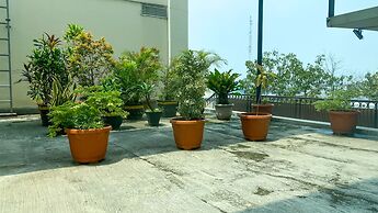 Modern And Homey 2Br At Mt Haryono Square Apartment