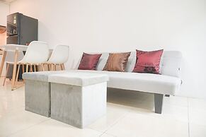 Modern And Homey 2Br At Mt Haryono Square Apartment