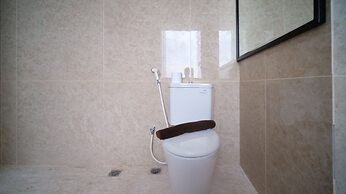 Homey 3Br With Private Lift At Grand Sungkono Lagoon Apartment