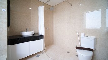 Homey 3Br With Private Lift At Grand Sungkono Lagoon Apartment