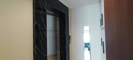 Homey 3Br With Private Lift At Grand Sungkono Lagoon Apartment