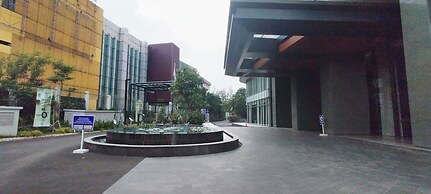 Homey 3Br With Private Lift At Grand Sungkono Lagoon Apartment