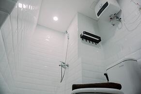 Comfortable And Homey Studio Loft At Kingland Avenue Apartment