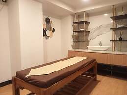 Comfortable And Homey Studio Loft At Kingland Avenue Apartment