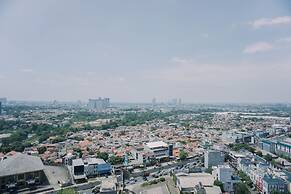 Comfortable And Homey Studio Loft At Kingland Avenue Apartment