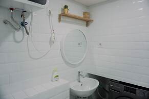 Comfortable And Homey Studio Loft At Kingland Avenue Apartment