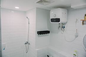 Comfortable And Homey Studio Loft At Kingland Avenue Apartment