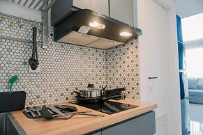 Comfortable And Homey Studio Loft At Kingland Avenue Apartment