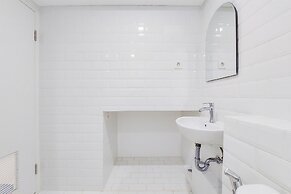 Modern And Comfort Look Studio Kingland Avenue Apartment