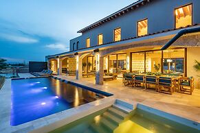La Loma Luxury Villa with Pool & Jacuzzi