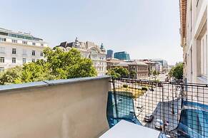 Central, City View Balcony, 