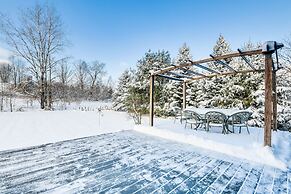 Spacious Family Home w/ Deck & Yard: 5 Mi to Stowe