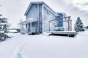 Spacious Family Home w/ Deck & Yard: 5 Mi to Stowe