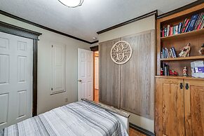 Clarksville Home w/ Porch & Fishing Pond Access!