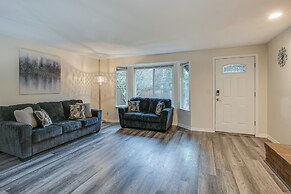 Modern Puyallup Townhome w/ Backyard & Fireplace