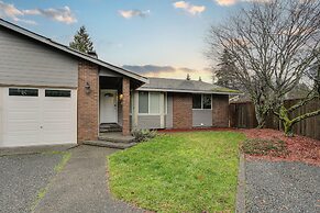 Modern Puyallup Townhome w/ Backyard & Fireplace