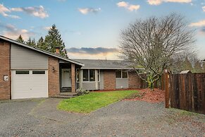 Modern Puyallup Townhome w/ Backyard & Fireplace