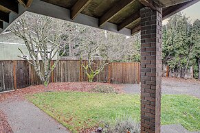 Modern Puyallup Townhome w/ Backyard & Fireplace