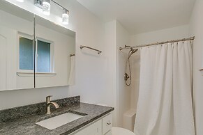 Modern Puyallup Townhome w/ Backyard & Fireplace