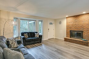 Modern Puyallup Townhome w/ Backyard & Fireplace