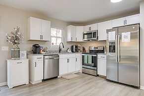 Sanford Family Home w/ Deck ~ 2 Mi to Downtown!