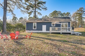 Sanford Family Home w/ Deck ~ 2 Mi to Downtown!