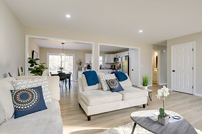 Sanford Family Home w/ Deck ~ 2 Mi to Downtown!