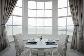 Seaview Regency Apartment With Private Parking