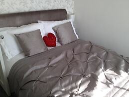 Seaview Regency Apartment With Private Parking