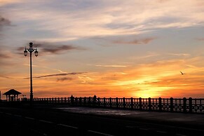 Seaview Regency Apartment With Private Parking