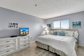 Toes In The Water / 4406 Hhr 2 Bedroom Condo by RedAwning