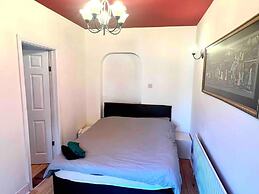 Inviting 4-bed House Near Heathrow w/ Fireplace