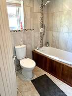 Inviting 4-bed House Near Heathrow w/ Fireplace