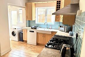 Inviting 4-bed House Near Heathrow w/ Fireplace